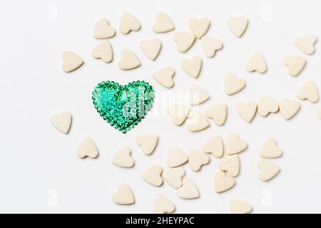 Herzförmige kleine süße Kekse auf weißem Hintergrund, minimalistische grußkarte zum valentinstag.`s Stockfoto